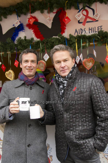 Philipp Dirnberger von der Aids Hilfe Wien und Schauspieler und Moderator Alfons Haider laden am heutigen Welt-Aids-Tag zum Charity-Punsch beim Pink Christmas in Vienna. (Bild: Juergen Hammerschmid), © Aussender (01.12.2014) 