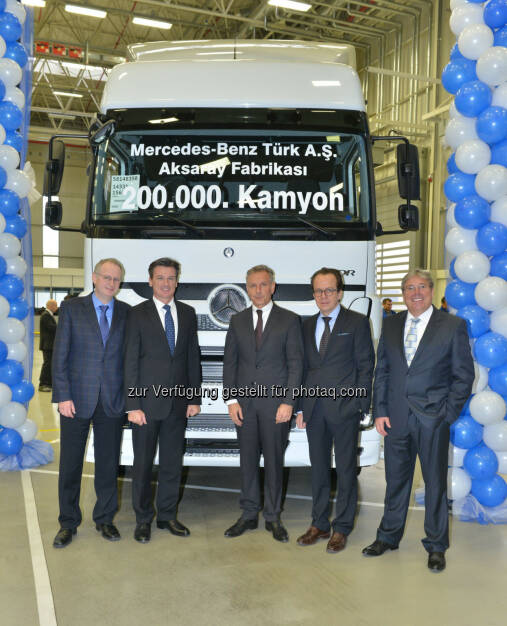 Gerald Jank, Leiter Produktion Mercedes-Benz Lkw & Mercedes-Benz Special Trucks, Wolfgang Bernhard, im Vorstand der Daimler AG verantwortlich für Daimler Trucks & Buses, Stefan Buchner, Leiter Mercedes-Benz Lkw, Rainer Genes, Leiter Mercedes-Benz Türk und  Klaus Pfeifer, Leiter Mercedes-Benz Werk Aksaray: 200.000ster Lkw im Werk Aksaray gefertigt, © Aussendung (02.12.2014) 