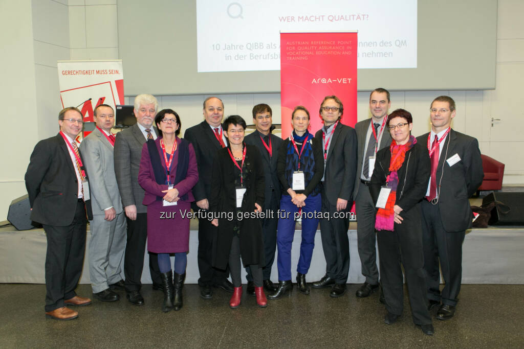 Hubert Dürrstein (Geschäftsführer OeAD-GmbH, 3.v.l.) und Christian Dorninger (Sektionschef BMBF, 5.v.l.), rechts von ihm die Keynote speaker der Konferenz Hans-Anand Pant (IQB Berlin), Melanie Ehren (University of London) und Karl Wilbers (Universität Erlangen-Nürnberg), und rechts im Bild: Franz Gramlinger (Leiter ARQA-VET, OeAD-GmbH): OeAD (Österreichische Austauschdienst)-GmbH: 6. Qualitätsnetzwerk-Konferenz für die Berufsbildung in Österreich (C) Martina Draper, © Aussender (02.12.2014) 