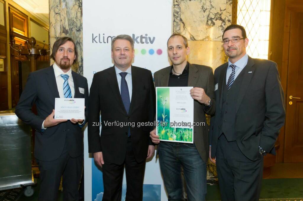 Rene Tanner (Energiemanager MWV Graz), BM Andrä Rupprechter, Wolfgang Schwarz (Umweltmanager MWV Graz), Peter Szabó (Geschäftsführer MWV Graz). MWV Graz erhält klimaaktiv Energieeffizienz Auszeichnung. Quelle: BMFLUW; FotografIn: Jana Madzigon, © Aussendung (03.12.2014) 