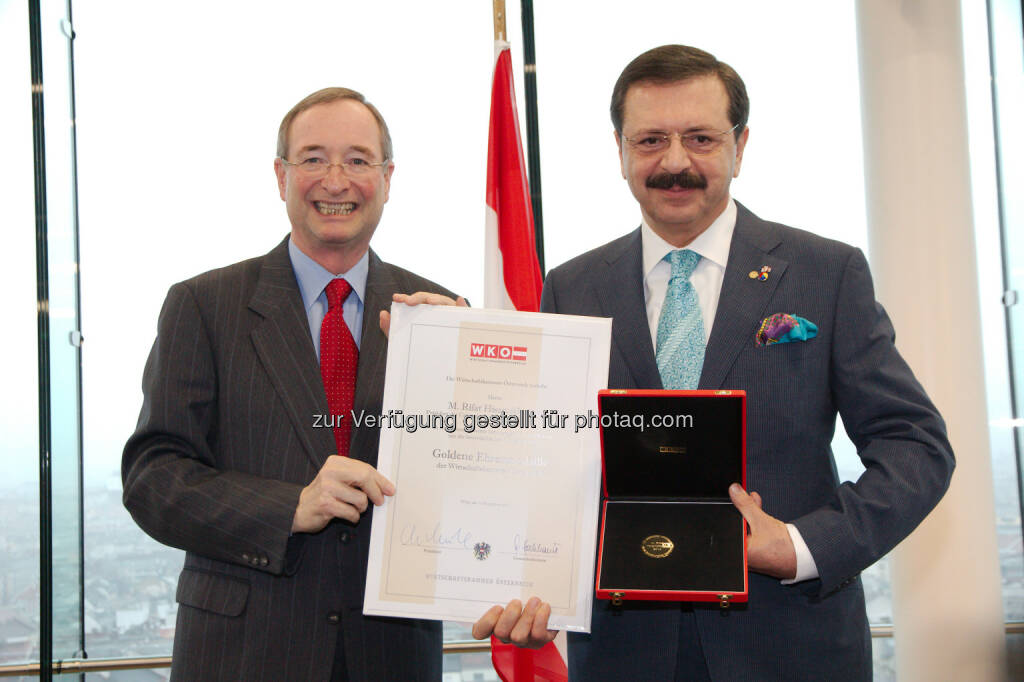 WKÖ-Präsident Christoph Leitl  und Tobb-Präsident Rifat Hisarciklioglu: Wirtschaftskammer Österreich: Goldene Ehrenmedaille der WKÖ an türkischen Kammerpräsidenten Hisarciklioglu, © Aussendung (03.12.2014) 