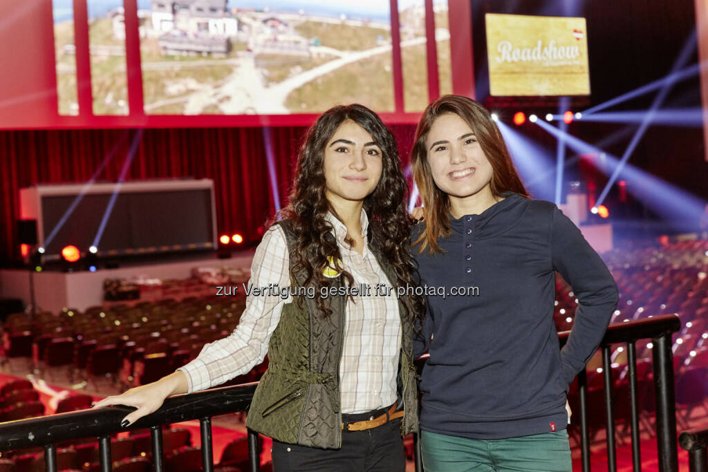 Fatma Yildiz und Mine Yildirim aus der BHAK Wien 11, © Lidl Österreich (04.12.2014) 