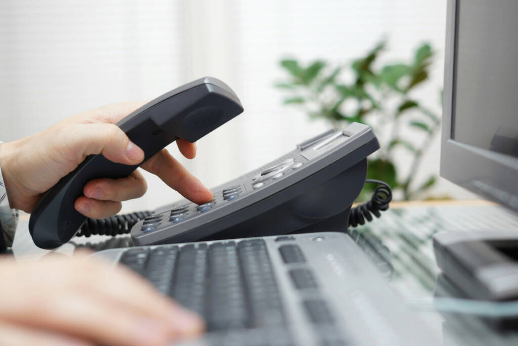 Telefon, telefonieren, Telekom, Telekommunikation, Kommunikation, sprechen, Nachrichten, Message, http://www.shutterstock.com/de/pic-182661227/stock-photo-businessman-is-dialing-a-phone-number-in-office.html (04.12.2014) 