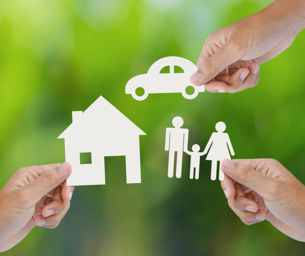Versicherer, Familie, Haus, Versicherung, Sicherheit, http://www.shutterstock.com/de/pic-161784542/stock-photo-hand-holding-a-paper-home-car-family-on-green-background-insurance-concept.html (04.12.2014) 
