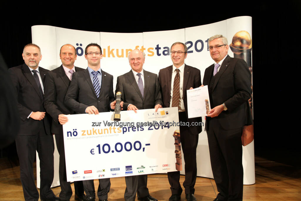 Christian Milota (Geschäftsführer der NÖ Landesakademie), Bernhard Lackner (Vorstandsdirektor der NÖ Versicherung), Manfred Wieser, (Kardiologe und Sportmediziner), Landeshauptmann Erwin Pröll, DI Helmut Leopold (Head of Safety & Security Department am AIT), Bürgermeister LAbg. Alfred Riedl (Gemeinde Grafenwörth): AIT Austrian Institute of Technology GmbH: Zukunftspreis Niederösterreich für Gesundheitsinitiative „Grafenwörth bewegt“, © Aussendung (05.12.2014) 