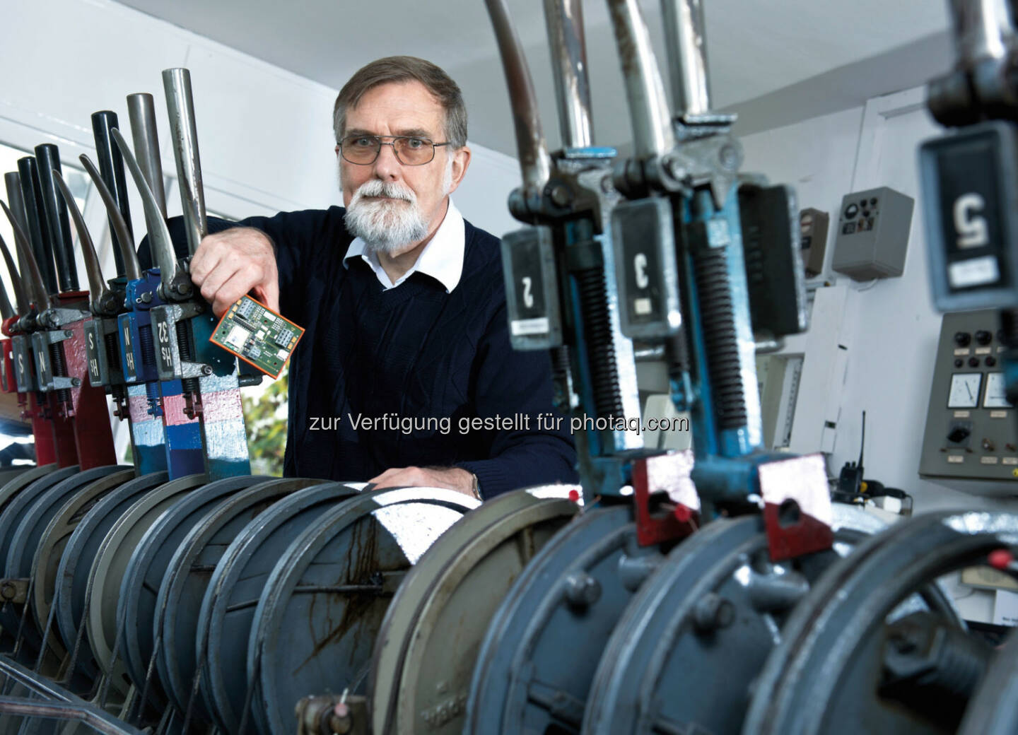 Peter Faubel hat Radsensoren so weiterentwickelt, dass sie die Messdaten der Züge drahtlos funken können. Siemens-Erfinder für innovative Bahntechnik ausgezeichnet. Copyright: Siemens AG 