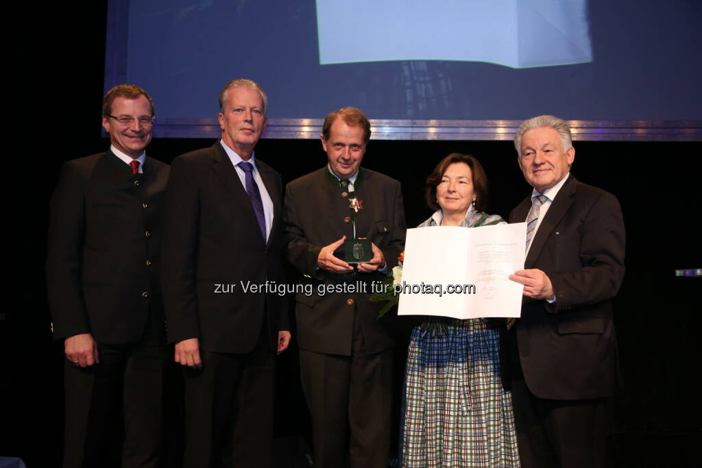 Thomas Stelzer, Klubobmann des ÖVP-Landtagsklubs, Vizekanzler und Bundesminister Reinhold Mitterlehner, Brau Union Österreich Generaldirektor Markus Liebl, Susanna Liebl, Landeshauptmann Josef Pühringer: Markus Liebl bekommt das Goldene Verdienstzeichen des Landes Oberösterreich. Bierige Geburtstagsfeier für Markus Liebl, © Aussendung (08.12.2014) 