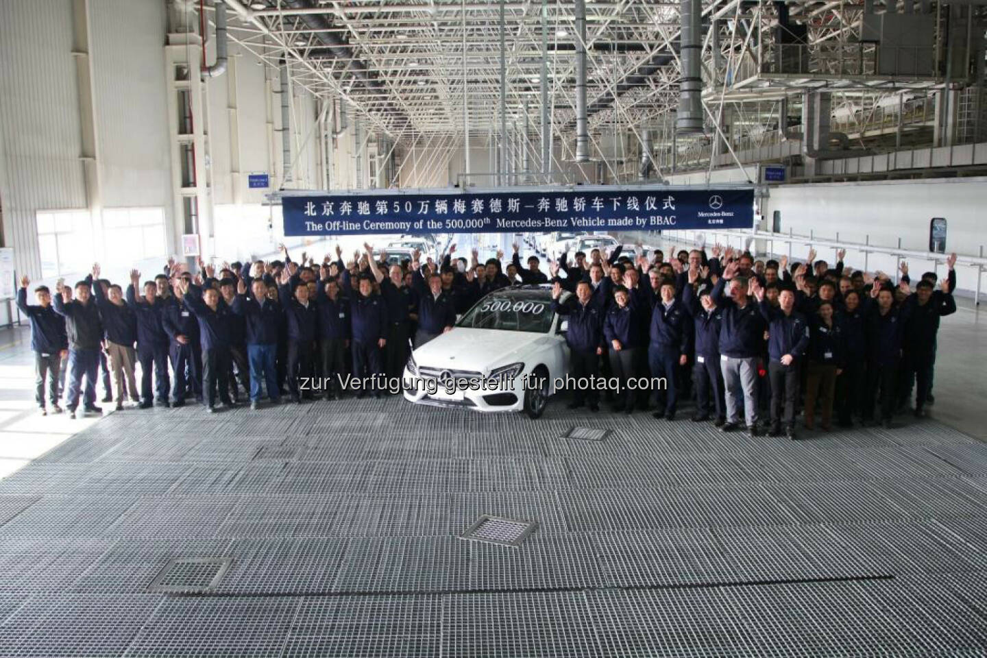 Produktionsjubiläum in China: Der 500.000ste lokal produzierte Mercedes-Benz Pkw, eine C-Klasse Langversion, rollt in Peking bei Beijing Benz Automotive (BBAC) vom Band. 