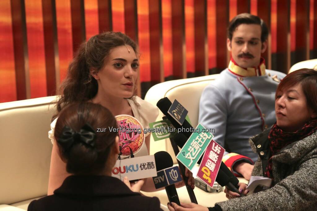 Das Musical Elisabeth - Die wahre Geschichte der Sissi Gastspiel in Shanghai, Roberta Valentini und Maximilian Mann beim Pressetermin am 07.12.2014. Semmel Concerts: Erstmalig in China: Das Musical Elisabeth - Die wahre Geschichte der Sissi; Heute erste Vorstellung im Shanghai Culture Square Theatre., © Aussender (09.12.2014)