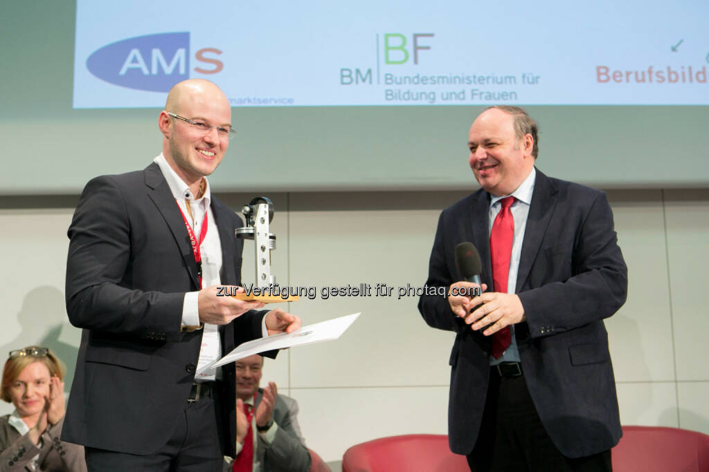 Christoph Helm, Sektionschef Christian Dorninger vom BMBF: Christoph Helm von der JKU Linz mit dem Österreichischen Wissenschaftspreis für Berufsbildungsforschung 2014 ausgezeichnet., © Aussendung (10.12.2014) 