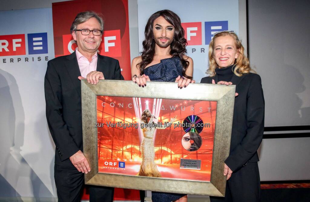 ORF-Generaldirektor Alexander Wrabetz, Conchita Wurst, ORF-Fernsehdirektorin Kathrin Zechner: Platin für Conchita Wurst und „Rise Like a Phoenix“
, © Aussender (10.12.2014)