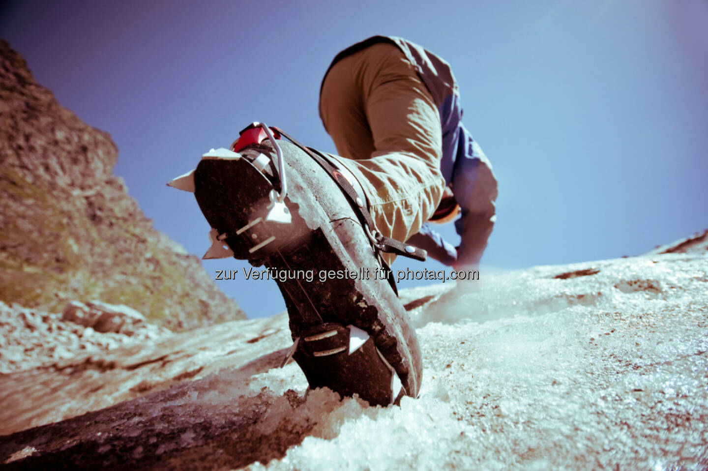 klettern, Berg, bergsteigen, hinauf, mühen, Mühsal, anstrengend, aufwärts, Gipfel, zielstrebig, vorwärts, http://www.shutterstock.com/de/pic-142022569/stock-photo-climber-climbs-on-ice.html