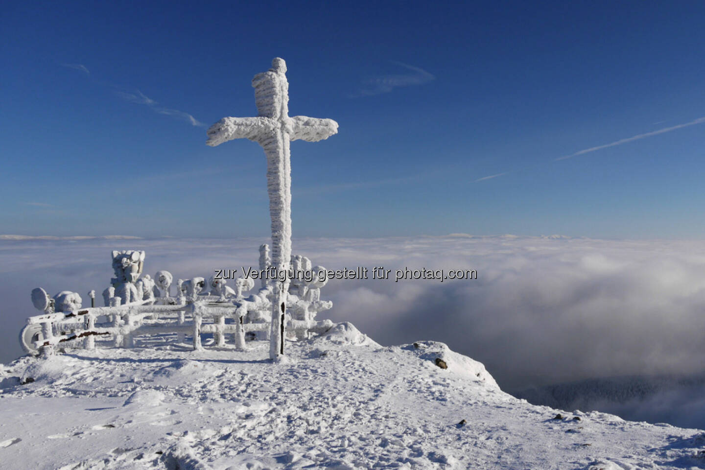 Gipfelkreuz, Berg, Schnee, top, Spitze, geschafft, erreicht, Ziel, http://www.shutterstock.com/de/pic-167627510/stock-photo-cross-on-the-top-of-the-mountain-in-winter.html