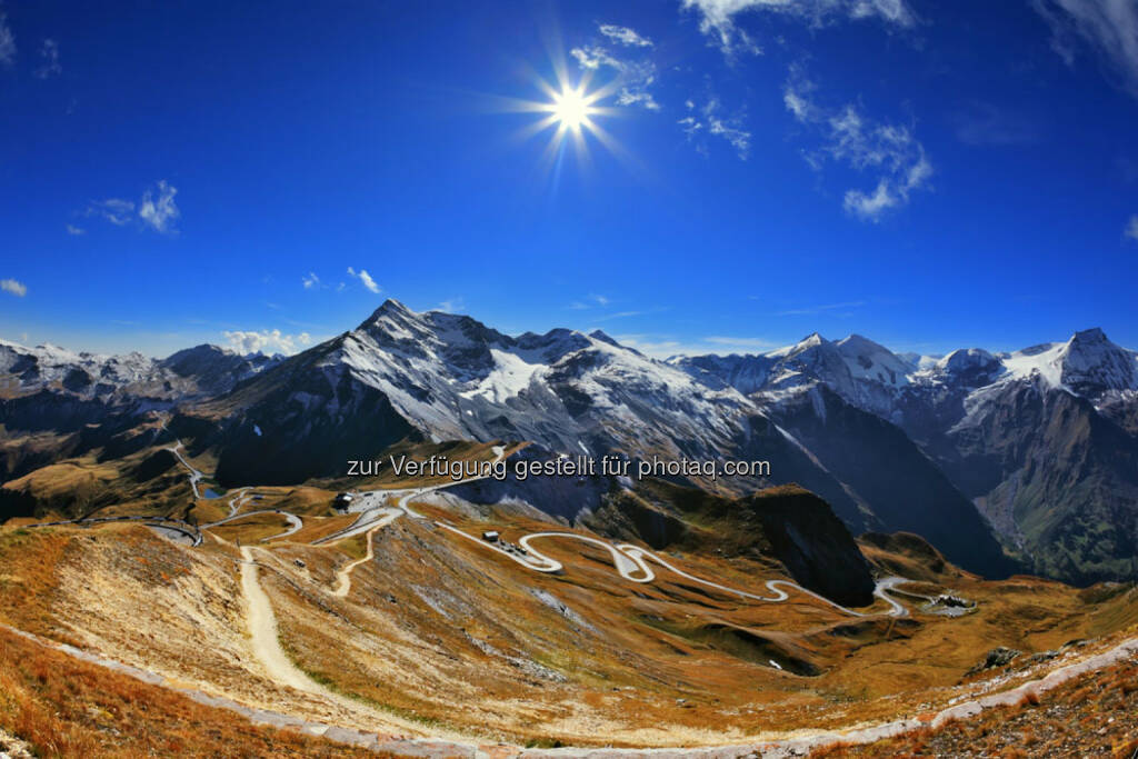 Großglockner, Berg, Alpen, Hochalpenstraße, hinauf, Serpentinen, winden, aufwärts, top, http://www.shutterstock.com/de/pic-208999093/stock-photo-austrian-alps-excursion-to-the-picturesque-panoramic-way-grossgloknershtrasse-sunny-day-in-early.html, © teilweise www.shutterstock.com (10.12.2014) 