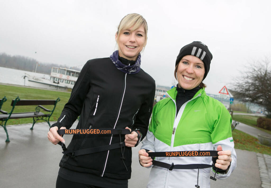Die beiden Lauffrau Coaches Anita Miedl und Gabi Görtler mit dem neuen Runplugged Startnummernband. Siehe auch: http://lauffrau.at/ (10.12.2014) 
