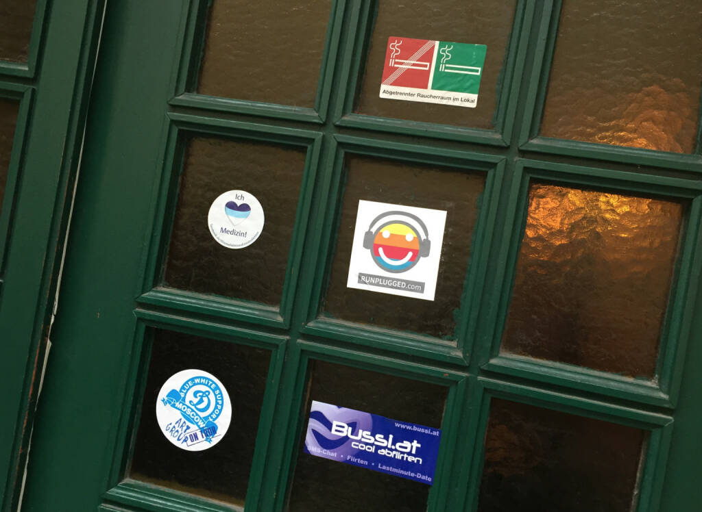 Runplugged auf der Eingangstüre der Pizzeria Valentino in 1090 Wien. Und es ist auch Runplugged drin, siehe http://www.photaq.com/page/index/1641 , © Diverse  (11.12.2014) 