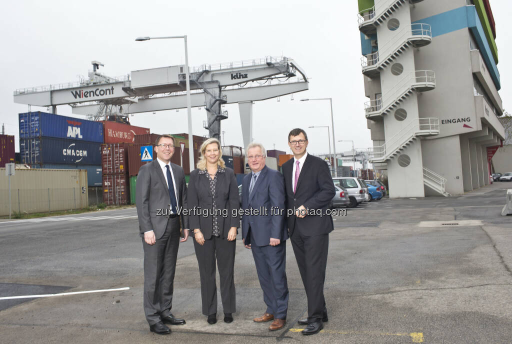 Die Geschäftsführer der Wiener Lokalbahnen Cargo, Christian Hann und Gerald Retscher, und des Hafen Wien, Karin Zipperer und Friedrich Lehr, vor dem neuen Firmensitz der WLC am Hafen Wien, © Aussender (14.12.2014) 