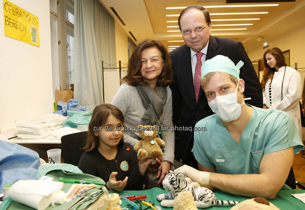 Karin Gutiérrez-Lobos, Vizerektorin für Lehre, Gender & Diversity der MedUni Wien, und der Wiener Ärztekammer-Präsident Thomas Szekeres: Medizinische Universität Wien: Hunderte Kids kamen mit ihren Kuscheltieren ins Teddybären-Krankenhaus, © Aussender (15.12.2014) 