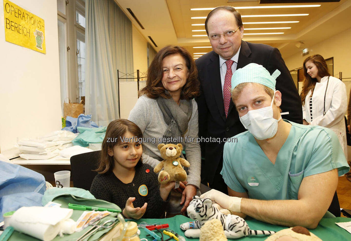 Karin Gutiérrez-Lobos, Vizerektorin für Lehre, Gender & Diversity der MedUni Wien, und der Wiener Ärztekammer-Präsident Thomas Szekeres: Medizinische Universität Wien: Hunderte Kids kamen mit ihren Kuscheltieren ins Teddybären-Krankenhaus