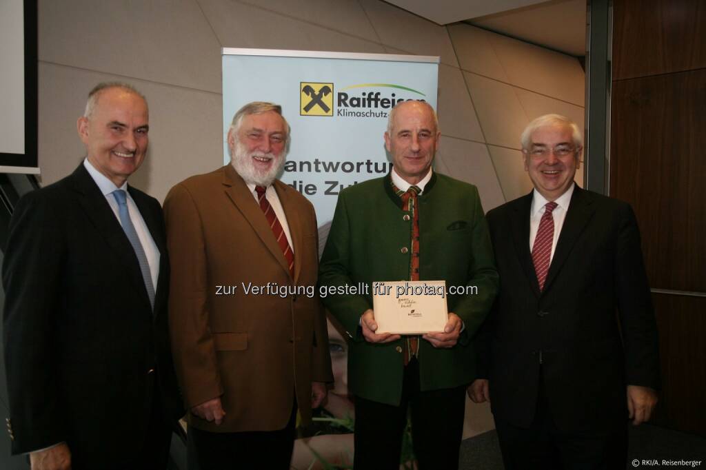 Agrana gewinnt „Raiffeisen Nachhaltigkeits-Challenge 2014“. Das von Leopold Figl (Geschäftsführer der Österr. Rübensamenzucht) eingereichte Projekt „Zwischenfruchtmischung“ konnte sich beim Ideenwettbewerb der Raiffeisen-Klimaschutz-Initiative 2014 unter mehr als 170 Einreichungen durchsetzen. Wir freuen uns über den Erfolg und gratulieren recht herzlich.  Source: http://facebook.com/AGRANA.Group, © Aussendung (16.12.2014) 