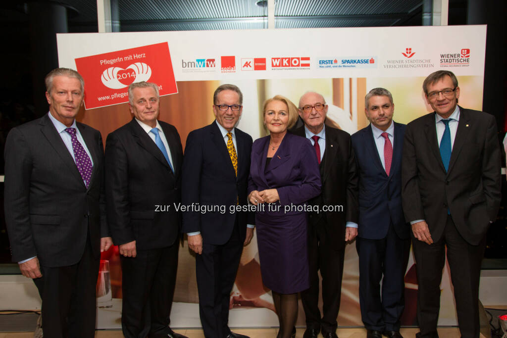 Vizekanzler und Wirtschaftsminister Reinhold Mitterlehner, Sozialminister Rudolf Hundstorfer, AK-Präsident Rudi Kaske, WKÖ-Generalsekretärin Anna Maria Hochhauser, Vorstandsvorsitzender des Wiener Städtischen Versicherungsvereins und Präsident des Vereins PflegerIn mit Herz Günter Geyer, Vorstandsmitglied der Erste Bank der österreichischen Sparkassen AG Peter Bosek, Generaldirektor der Wiener Städtischen Versicherung Mag. Robert Lasshofer - Wiener Städtische Versicherung AG: PflegerIn mit Herz 2014 (Bild: Verein PflegerIn mit Herz/Richard Tanzer), © Aussendung (17.12.2014) 