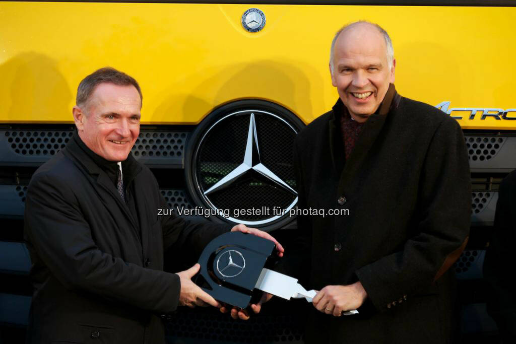 György Wáberer, Geschäftsführer der Waberer’s International Zrt, und Ulrich Bastert, Leiter Vertrieb Mercedes-Benz Lkw, bei der Übergabe der  Fahrzeuge im Mercedes-Benz Werk Kecskemét: 120 Actros verstärken ungarische Logistikflotte  , © Aussendung (18.12.2014) 