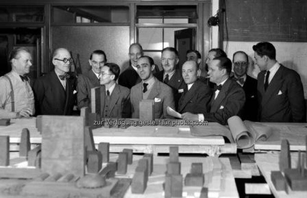 UN Konsultanten, New York 1947, 1. Reihe, von links nach rechts: S. Markelius (S), Le Corbusier (F, CH), Ssu-Chang Liang (CN), O. Niemeyer (BR), N. Bassow (SU), E. Cornier (CDN). 2. Reihe, von links nach rechts: V. Bodiansky (F), W. Harrison (USA), G.A. Faillend (AUS), M. Abramovits (USA), E. Weismann (YU), A. Antoniades (GR), M. Nowicki (PL). Foto: UN, © (VIG beigestellt) (09.02.2013) 