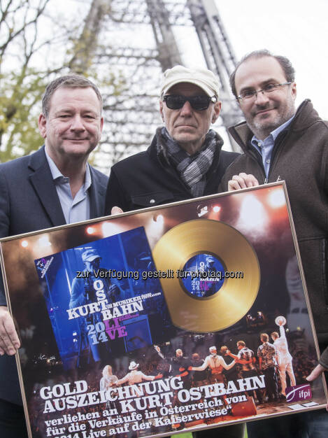 Erich Schindlecker, Kurt Ostbahn, Georg Hoanzl halten die Gold-Trophäe für das neue Live-Doppelalbum von der Kaiserwiese vor sich hoch: E&A Public Relations GmbH, © Aussender (19.12.2014)