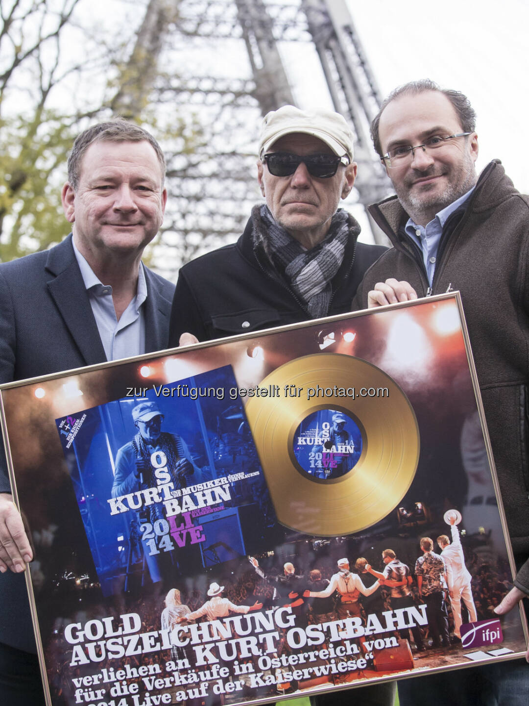 Erich Schindlecker, Kurt Ostbahn, Georg Hoanzl halten die Gold-Trophäe für das neue Live-Doppelalbum von der Kaiserwiese vor sich hoch: E&A Public Relations GmbH