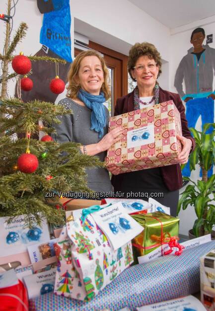 Doris Schwedtfeger (rechts) von der Commerzbank übergibt Heimleiterin Yvonne Drill-Bachhuber Geschenke für die Flüchtlingskinder im Valentin-Senger-Heim in Frankfurt: Commerzbank-Mitarbeiter spenden für Heim- und Flüchtlingskinder, © Aussender (19.12.2014) 