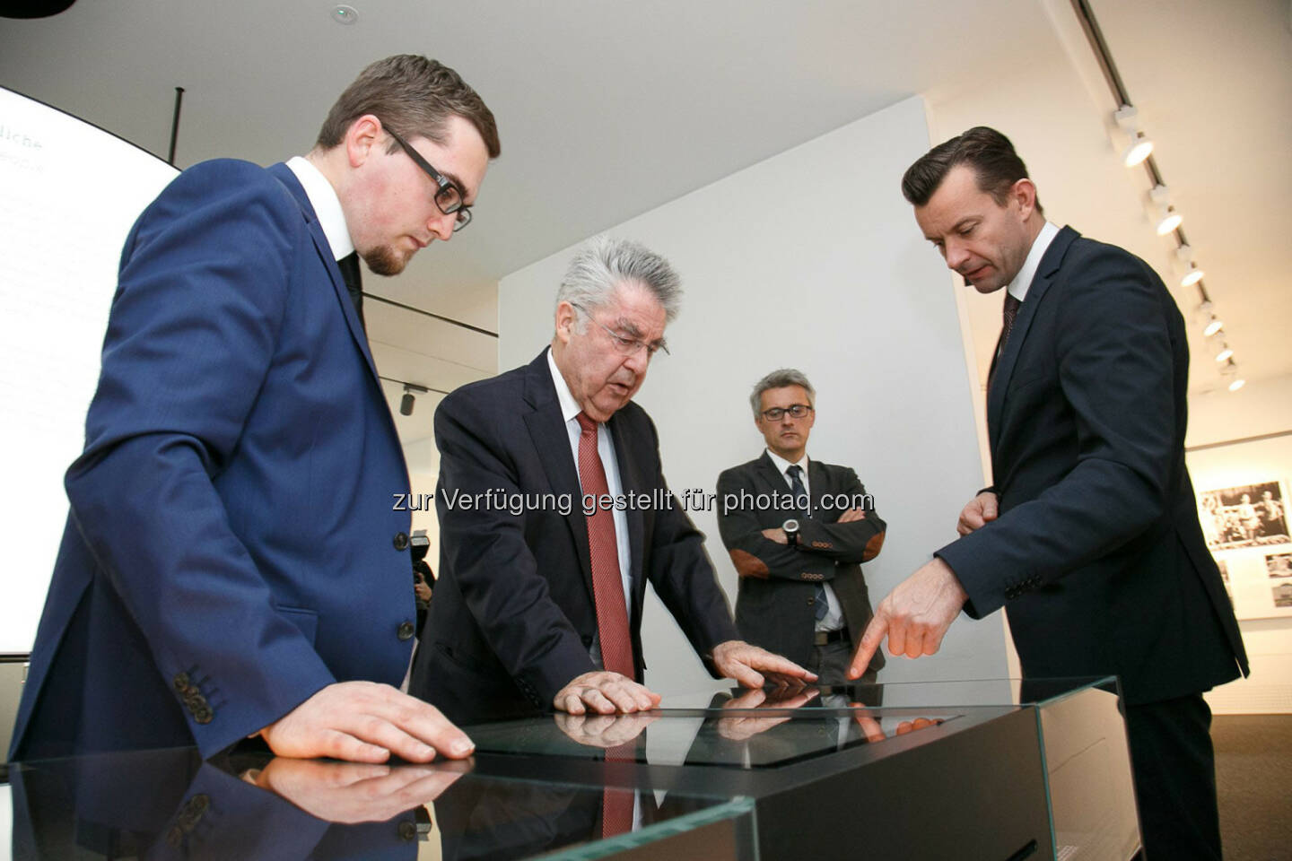 Bundespräsident Heinz Fischer, Gerhard Kürner: Bundespräsident Heinz Fischer besuchte am 2. Dezember die „Zeitgeschichteausstellung 1938-1945“ der voestalpine in Linz. Das Interesse des Bundespräsidenten galt besonders der Aufarbeitung der NS-Zwangsarbeit und den Schicksalen der betroffenen Menschen, die zwischen 1938 und 1945 am Standort Linz der Reichswerke Hermann Göring AG Berlin Zwangsarbeit verrichten mussten, sowie dem umfangreichen Führungs- und Bildungsprogramm für Schulen.