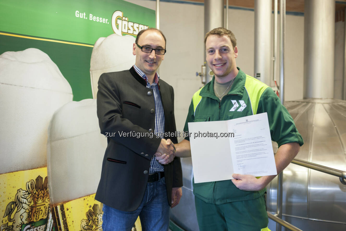 Harald Green, Betriebsleiter in Falkenstein und selbst einst in der Brauerei Falkenstein ausgebildet, und Lehrling Eric Wibmer -  Brauerei Falkenstein in Lienz sichert regionale Arbeitsplätze: Stipendium für einzigen Brau- und Getränketechnik-Lehrling Osttirols (Bild: Martin Lugger/Brau Union)