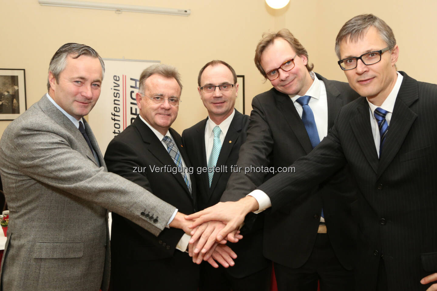 Hannes Ametsreiter (CEO A1 Telekom Austria und IOÖ-Vizepräsident), Hans Niessl (Landeshauptmann Burgenland), Franz Steindl (Landeshauptmann Stellvertreter Burgenland), Andreas Bierwirth (CEO T-Mobile Austria und IOÖ-Vizepräsident), Jan Trionow (CEO Hutchison Drei Austria und IOÖ-Vorstand): Internetoffensive Österreich: Breitbandpakt-Burgenland: Telekommunikationsunternehmen investieren bis zu 31 Mio. Euro