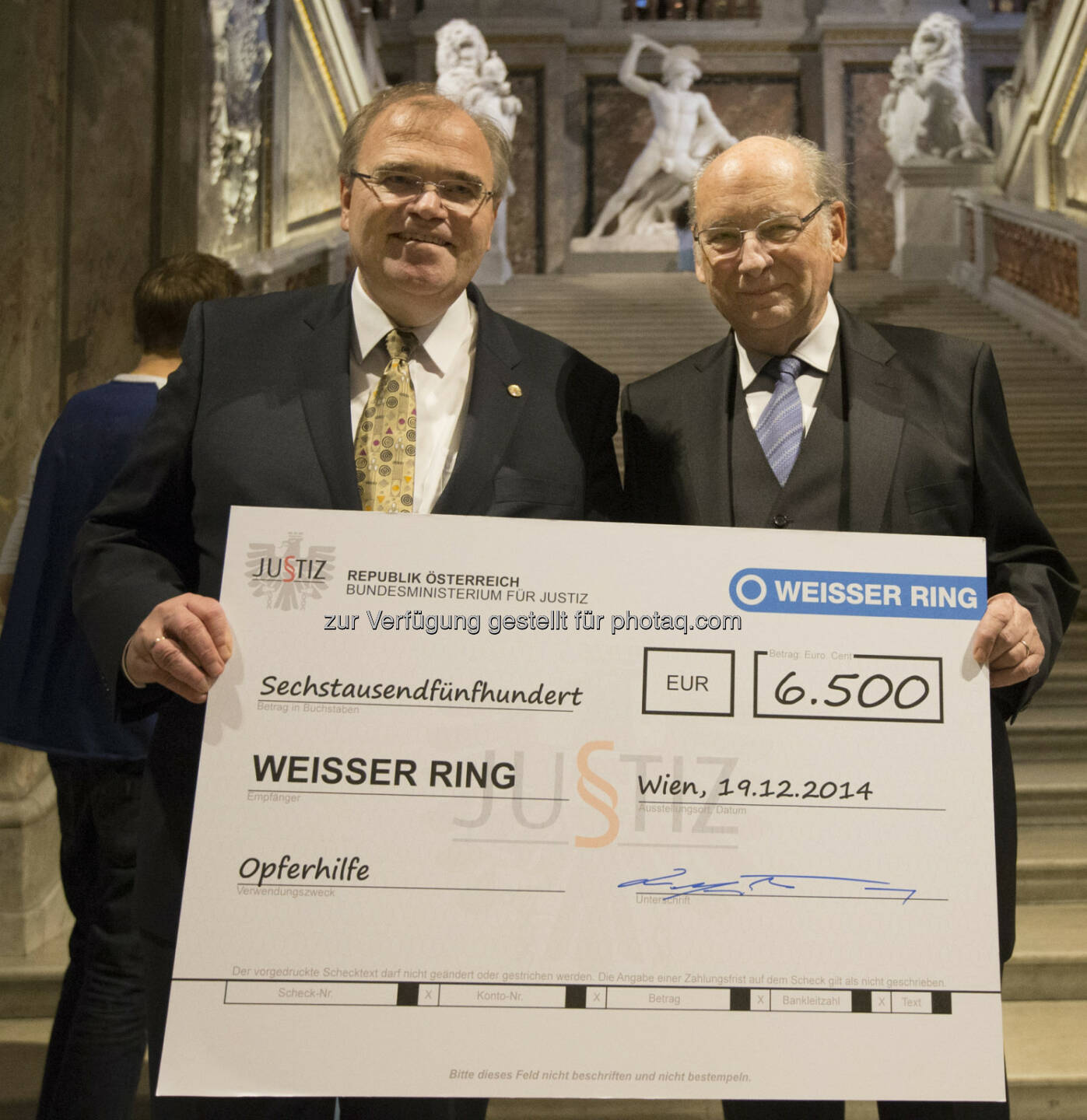 Wolfgang Brandstetter (Justizminister) und Udo Jesionek (Präsident Weisser Ring): Justizministerium sammelte 6.500 Euro für Verbrechens-Opfer