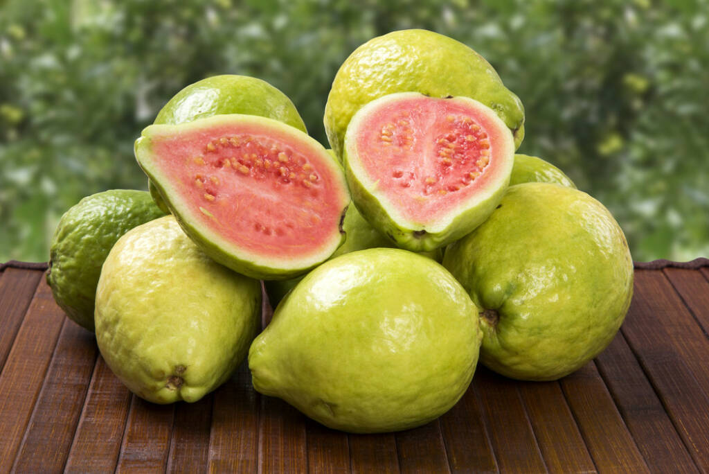 Guave, Superfruit, http://www.shutterstock.com/de/pic-198200321/stock-photo-some-brazilian-guavas-over-a-wooden-surface.html, © www.shutterstock.com (24.12.2014) 