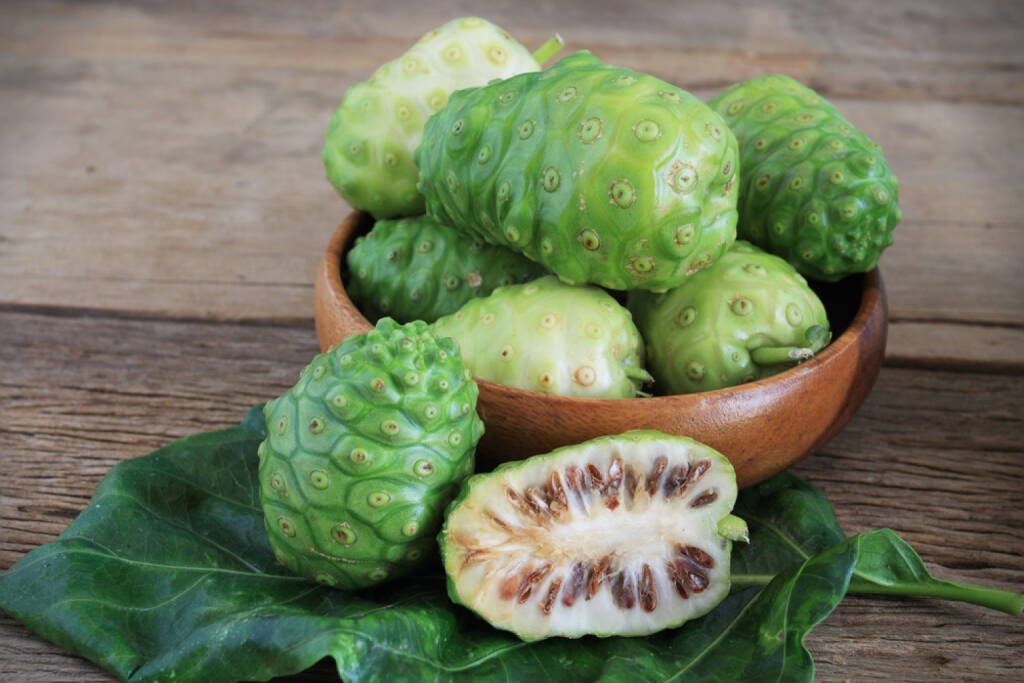 Noni, Maulbeere, Superfruit, http://www.shutterstock.com/de/pic-180478262/stock-photo-morinda-citrifolia-or-noni-on-wooden.html, © www.shutterstock.com (24.12.2014) 