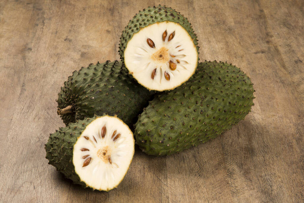 Graviola, Superfruit, http://www.shutterstock.com/de/pic-214664239/stock-photo-sour-sop-prickly-custard-apple-annona-muricata-l-treatment-of-cancer.html, © www.shutterstock.com (24.12.2014) 