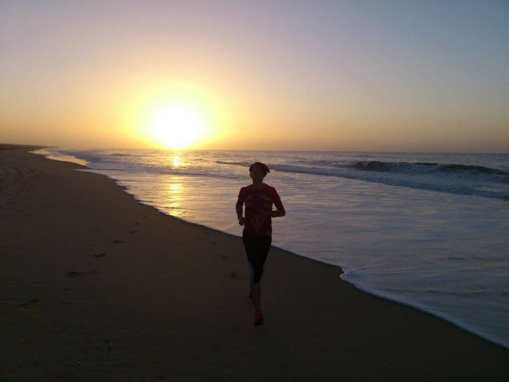 Conny Köpper: Strandlauf-  Es ist faszinierend, dass man jeden Tag zur selben Uhrzeit am selben Ort den Strand entlang laufen kann und es doch immer wieder anders aussieht. Anm.: Conny ist im Pro-Team Tristyle Runplugged Runners dabei, siehe http://www.christian-drastil.com/blog/2014/12/23/introducing_die_tristyle_runplugged_runners_elisabeth_niedereder_annabelle-mary_konczer_conny_kopper_isabelle_heers (25.12.2014) 