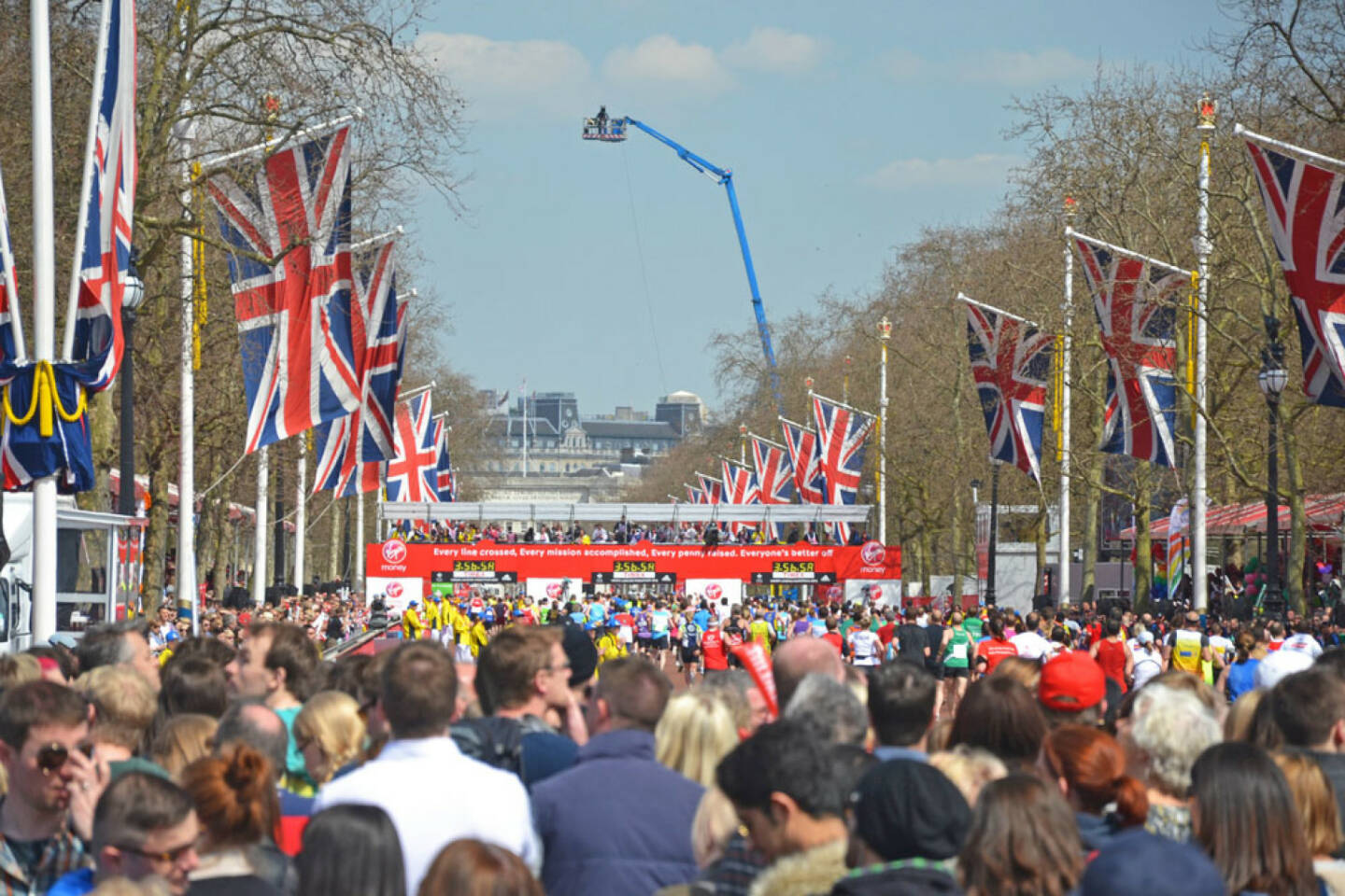 London, Marathon, England, Großbritannien, Ziel, Flaggen, Läufer, <a href=http://www.shutterstock.com/gallery-681196p1.html?cr=00&pl=edit-00>Maisna</a> / <a href=http://www.shutterstock.com/editorial?cr=00&pl=edit-00>Shutterstock.com</a>, Maisna / Shutterstock.com