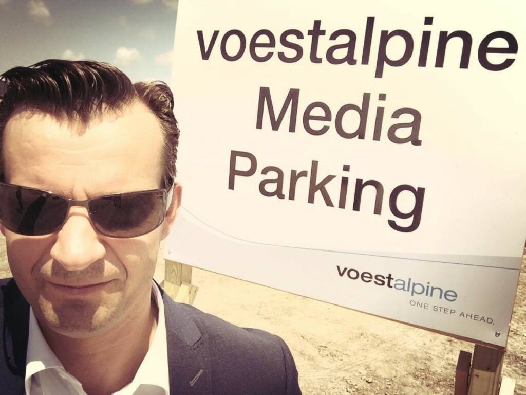 Gerhard Kürner vor dem voestalpine Media Parking: Presse und Marketing in Texas (Corpus Christi) war schon was ganz besonderes, siehe auch http://www.christian-drastil.com/2014/10/28/gerhard_kurner_der_layouter_der_voestalpine_macht_sich_selbststandig (26.12.2014) 