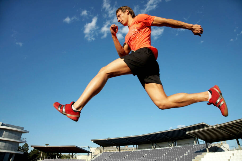 Laufen, Läufer, Sprung, Stadion, Absprung, http://www.shutterstock.com/de/pic-82222522/stock-photo-young-muscular-athlete-is-running-at-the-stadium-background-of-blue-sky.html, © www.shutterstock.com (27.12.2014) 