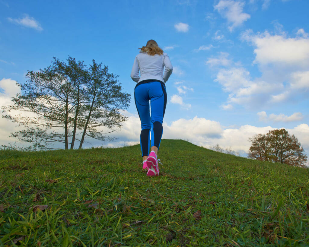 Laufen, Läuferin, Frau, bergauf, hinauf, aufwärts, top, on top, to the top, http://www.shutterstock.com/de/pic-163228358/stock-photo-pretty-female-going-up-the-hill-to-clouds-with-a-nice-background.html, © www.shutterstock.com (27.12.2014) 