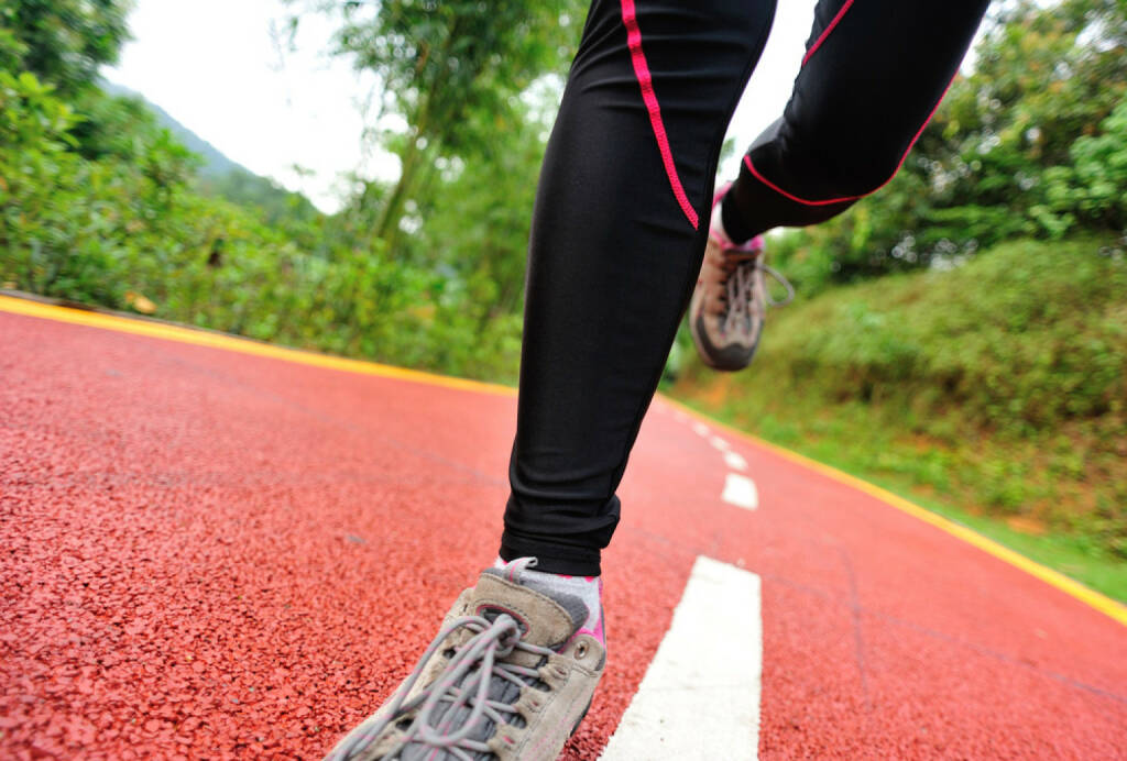 Laufen, Beine, Tartanbahn, Runplugged, http://www.shutterstock.com/de/pic-185233937/stock-photo-healthy-lifestyle-fitness-sports-woman-legs-running-at-park-trail.html (27.12.2014) 