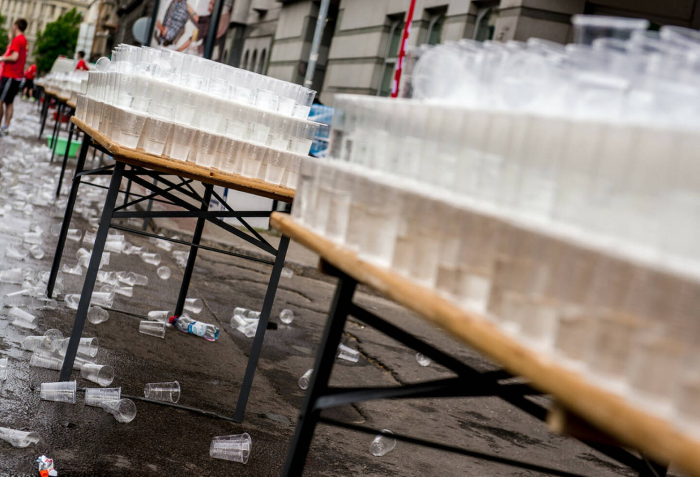 Becher, Plastik, Plastikbecher, trinken, Getränk, Verpflegung, laufen, Lauf, Wettbewerb, Veranstaltung, Marathon, Laufbewerb, Laufveranstaltung, Wasser, Durst, http://www.shutterstock.com/de/pic-236586040/stock-photo-unidentified-marathon-athletes-legs-running-on-city-road.html