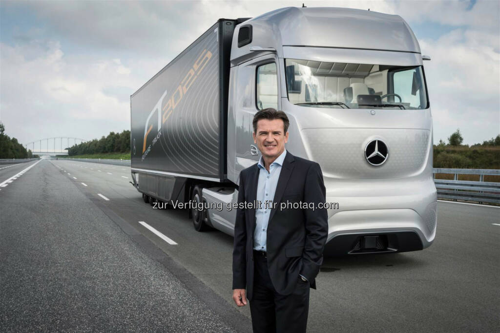 Wolfgang Bernhard, Vorstand Daimler AG, vor einem Mercedes-Benz Future Truck 2025: Daimler Trucks verkauft fast 500.000 Lkw in 2014, © Aussendung (29.12.2014) 