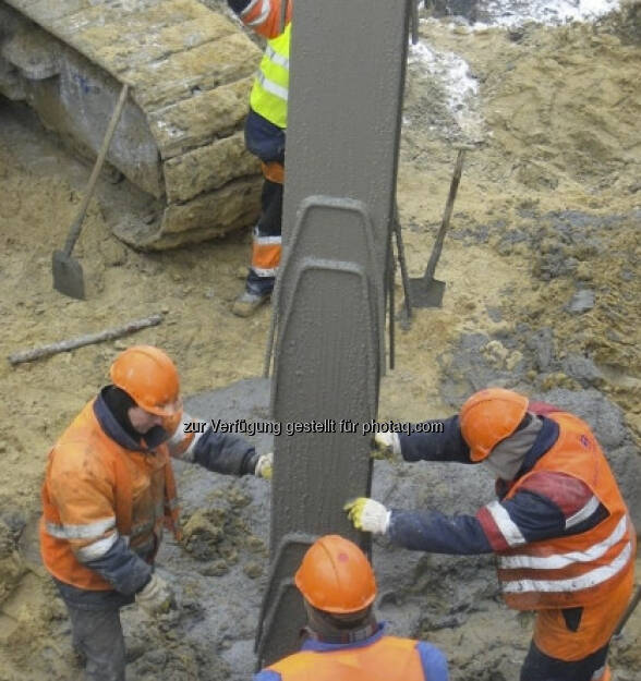 Immofinanz, Nimbus-Baustelle Warschau: Provisorische Stahlsäulen werden im Erdreich verankert. Sie dienen der Unterstützung der partiellen Abdeckplatte., © Immofinanz (10.02.2013) 