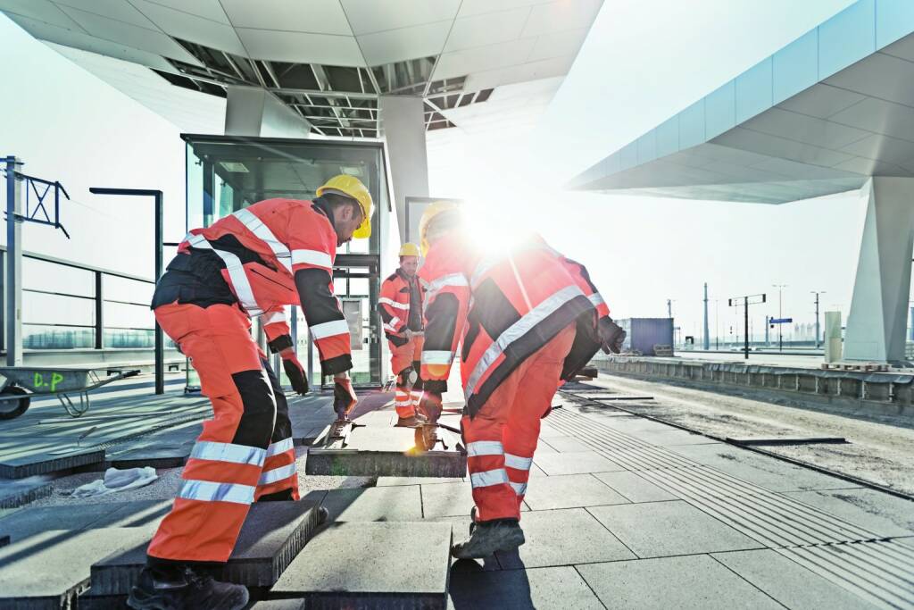 Strabag: Eines unserer Lieblingsbilder, das beim Shooting unseres neuen Claims Teams Work im Frühling 2014 entstanden ist. Es zeigt ein Strabag Team auf der Baustelle Hauptbahnhof bei der Verlegung von Bodenplatten am Bahnsteig (07.01.2015) 