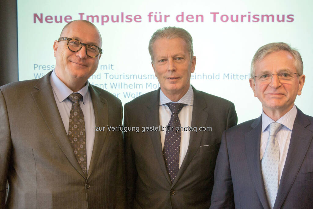 Wirtschafts- und Tourismusminister Reinhold Mitterlehner (M/ÖVP), der Vizepräsident der Europäischen Investitionsbank (EIB), Wilhelm Molterer (R) und der Geschäftsführer der Österreichischen Hotel- und Tourismusbank (ÖHT), Wolfgang Kleemann (L): Bundesministerium für Wissenschaft, Forschung und Wirtschaft: Mitterlehner: Neues Finanzierungspaket für die Konjunkturstütze Tourismus, © Aussender (08.01.2015) 