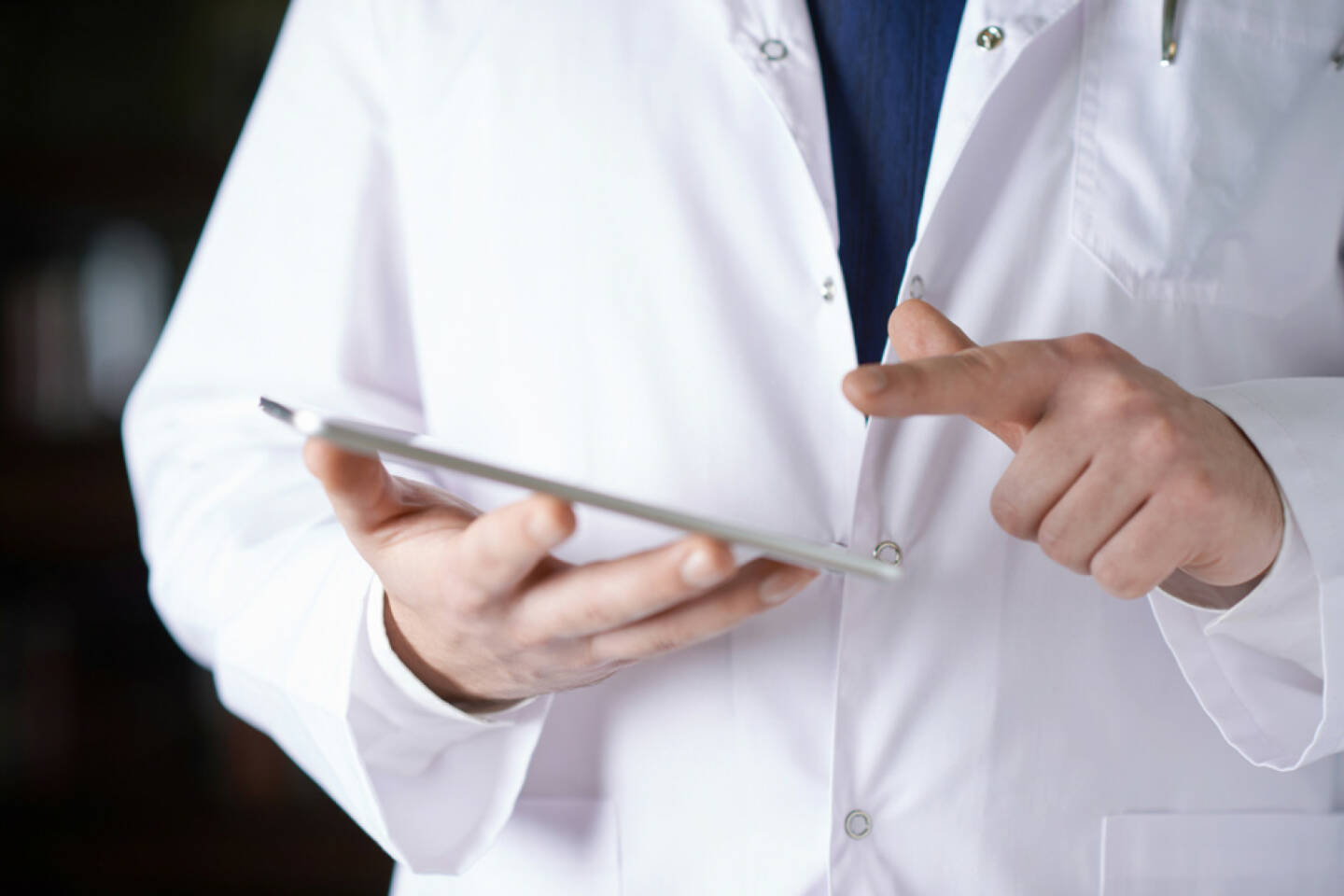 Innovation, Idee, neu, Erfindung, Erneuerung, Eureka, Forschung, Labormantel, Labor http://www.shutterstock.com/de/pic-241532110/stock-photo-close-up-fragment-of-a-man-in-a-white-doctor-s-coat-holding-a-pad-tablet-device-in-his-hands.html