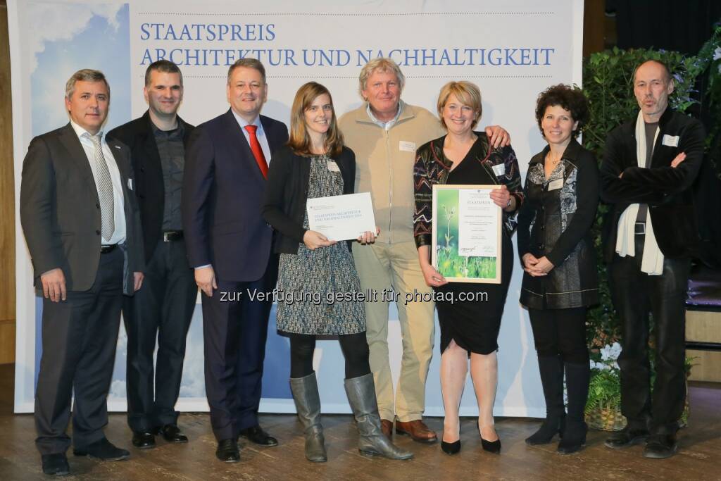 Bundesminister Andrä Rupprechter zeichnet österreichische Gebäude mit dem Staatspreis für Architektur und Nachhaltigkeit aus
Preisträger: Wohnanlage „Wohnprojekt Wien“, Wien Leopoldstadt. Bauherrin: Schwarzatal Gemeinnützige Wohnungs- und Siedlungsanlagen-GmbH Architektur: einszueins architektur Fachplanung: RWT plus ZT GmbH (Bauphysik, Haustechnik), raum & kommunikation (Projektsteuerung): Ministerium für ein lebenswertes Österreich: Bundesminister Rupprechter: 5 Vorbild-Projekte mit Staatspreis für Architektur und Nachhaltigkeit ausgezeichnet, © Aussendung (14.01.2015) 